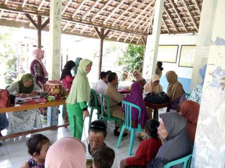 KEGIATAN KESEHATAN UNTUK PARA LANSIA DI DESA SELOK AWAR - AWAR